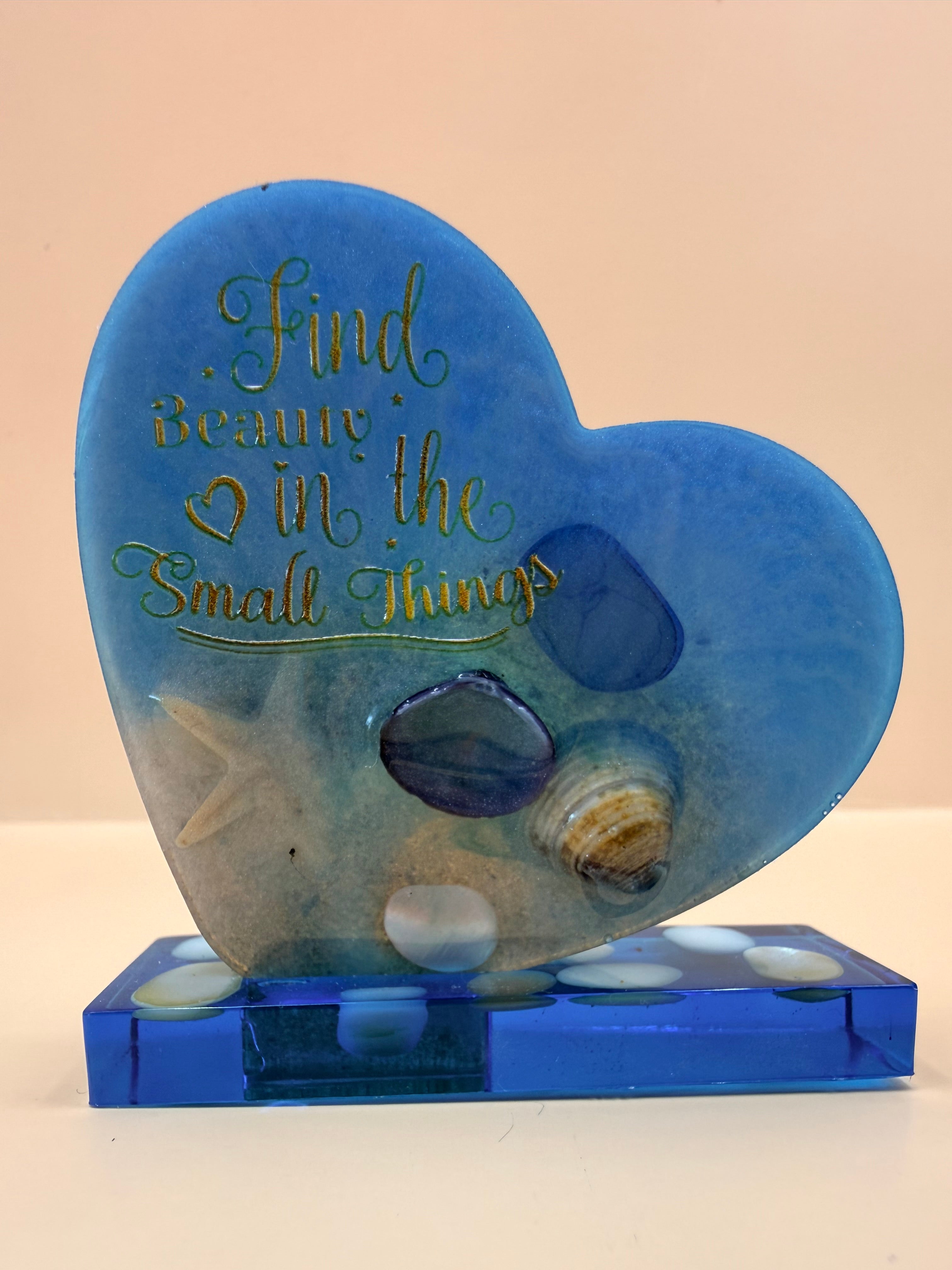 Handgemaakt decoratiehart met tekst, gemaakt in mooie kleurcombinaties. Een uniek en persoonlijk cadeautje voor iemand die je lief is. Met liefde gemaakt door By Jaike.