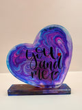 Handgemaakt decoratiehart met tekst, gemaakt in mooie kleurcombinaties. Een uniek en persoonlijk cadeautje voor iemand die je lief is. Met liefde gemaakt door By Jaike.
