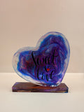 Handgemaakt decoratiehart met tekst, gemaakt in mooie kleurcombinaties. Een uniek en persoonlijk cadeautje voor iemand die je lief is. Met liefde gemaakt door By Jaike.