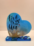 Handgemaakt decoratiehart met tekst, gemaakt in mooie kleurcombinaties. Een uniek en persoonlijk cadeautje voor iemand die je lief is. Met liefde gemaakt door By Jaike.
