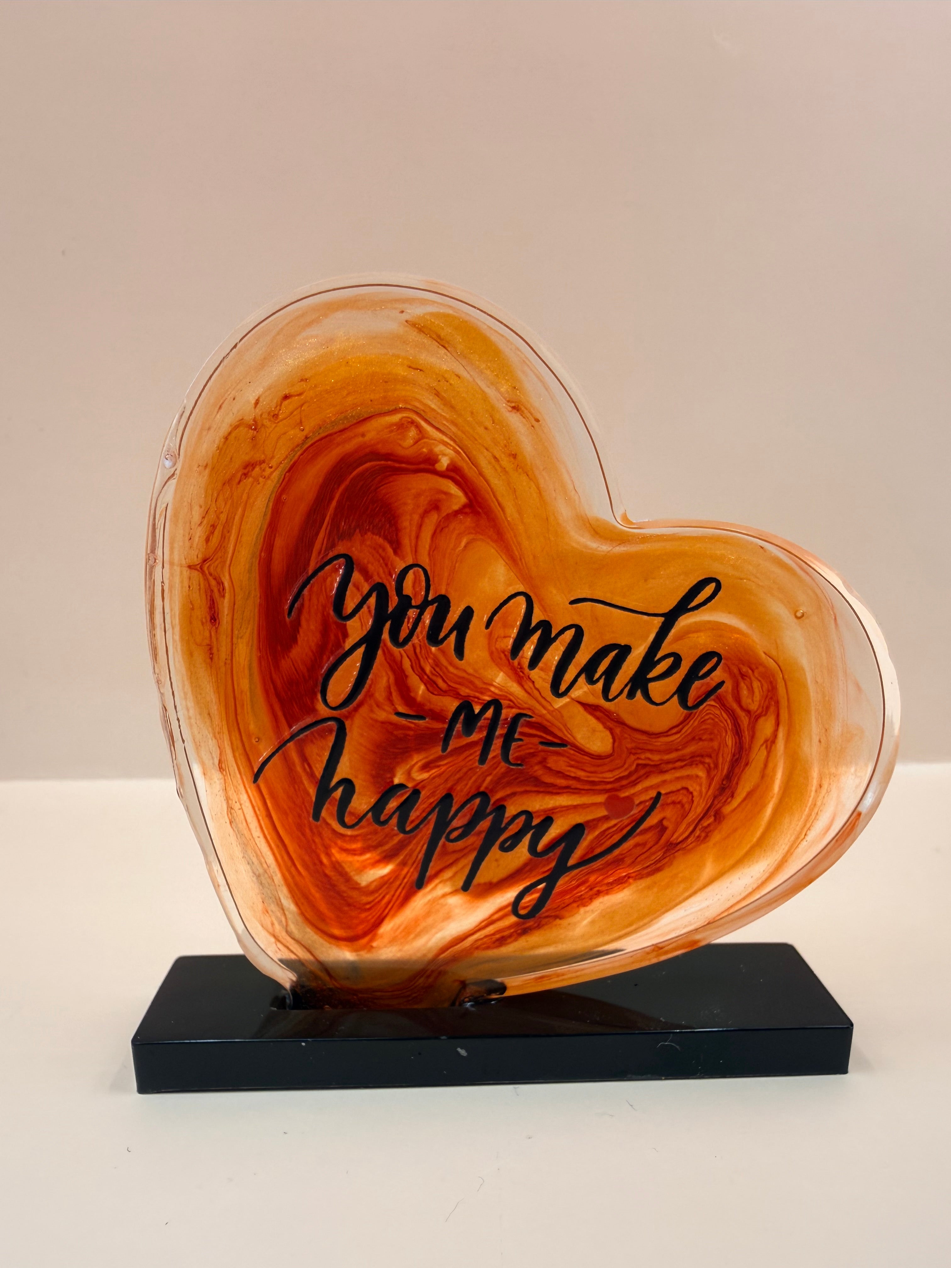 Handgemaakt decoratiehart met tekst, gemaakt in mooie kleurcombinaties. Een uniek en persoonlijk cadeautje voor iemand die je lief is. Met liefde gemaakt door By Jaike.