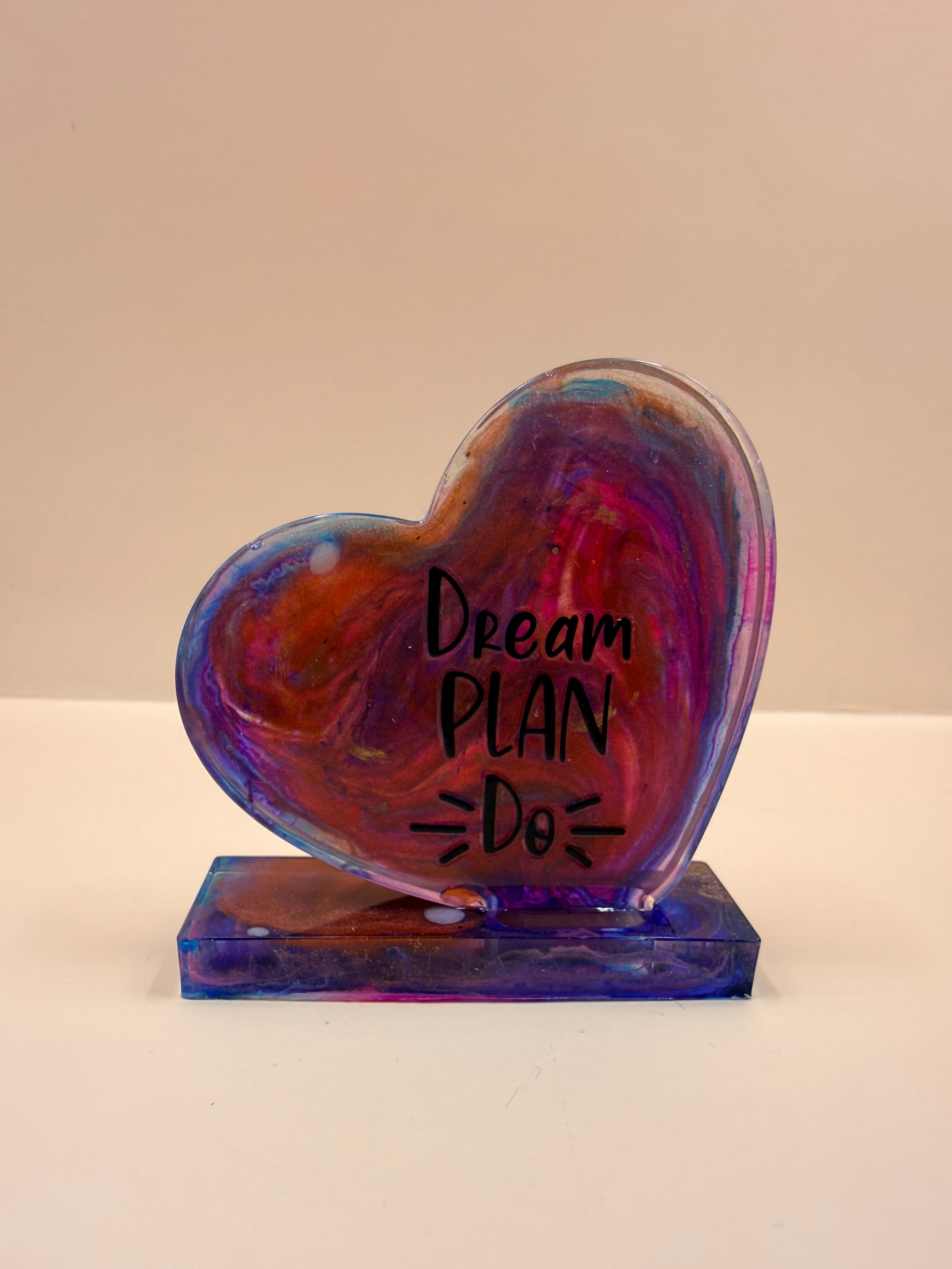 Handgemaakt kleine decoratiehart met tekst, gemaakt in mooie kleurcombinaties. Een uniek en persoonlijk cadeautje voor iemand die je lief is. Met liefde gemaakt door By Jaike.