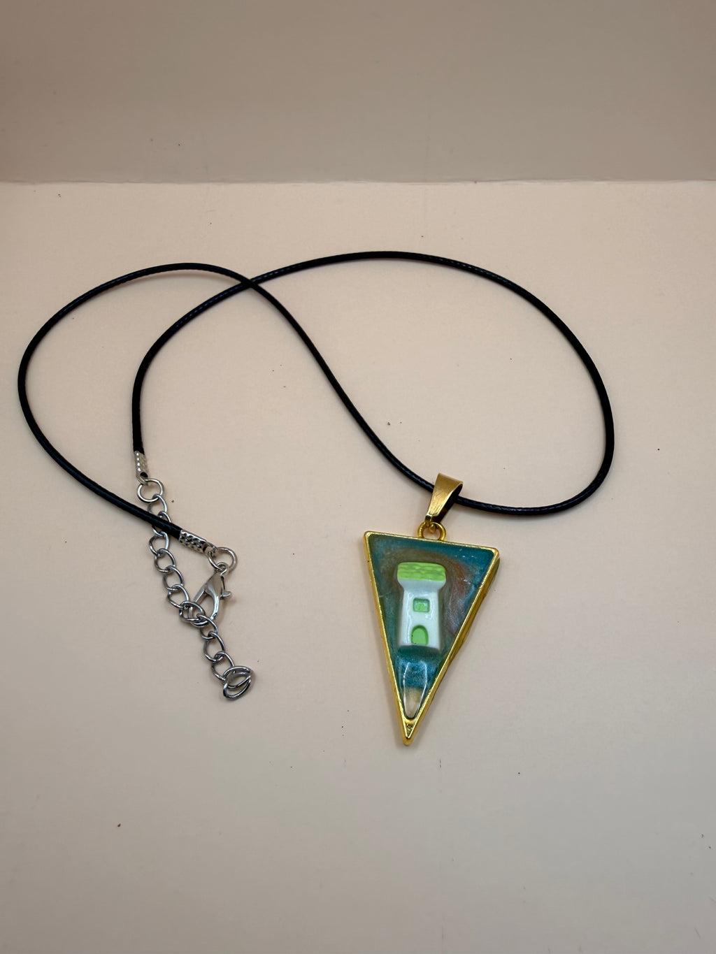 Een handgemaakte ketting van By Jaike. Een uniek en persoonlijk sieraad, met liefde gemaakt. Leuk voor jezelf of als origineel cadeautje.