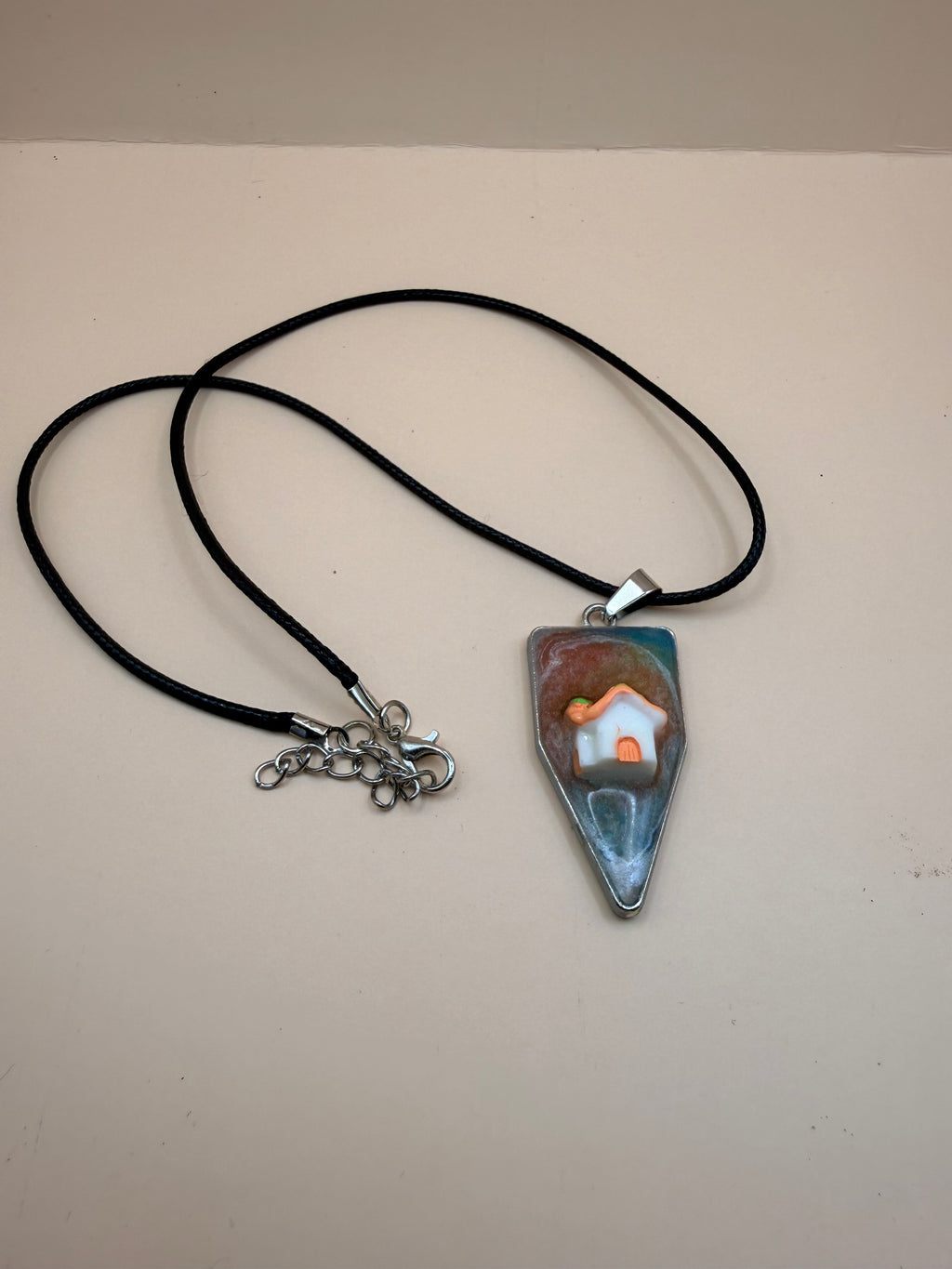 Een handgemaakte ketting van By Jaike. Een uniek en persoonlijk sieraad, met liefde gemaakt. Leuk voor jezelf of als origineel cadeautje.