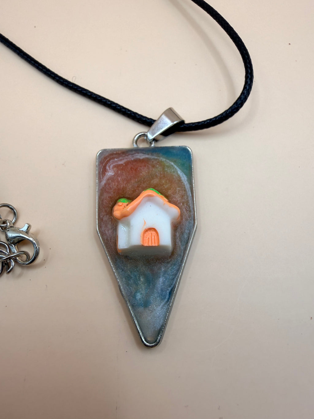 Een handgemaakte ketting van By Jaike. Een uniek en persoonlijk sieraad, met liefde gemaakt. Leuk voor jezelf of als origineel cadeautje.