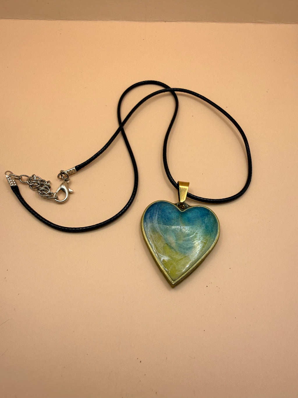 Een handgemaakte ketting van By Jaike. Een uniek en persoonlijk sieraad, met liefde gemaakt. Leuk voor jezelf of als origineel cadeautje.