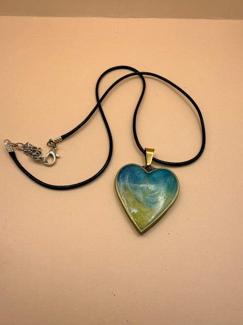 Een handgemaakte ketting van By Jaike. Een uniek en persoonlijk sieraad, met liefde gemaakt. Leuk voor jezelf of als origineel cadeautje.