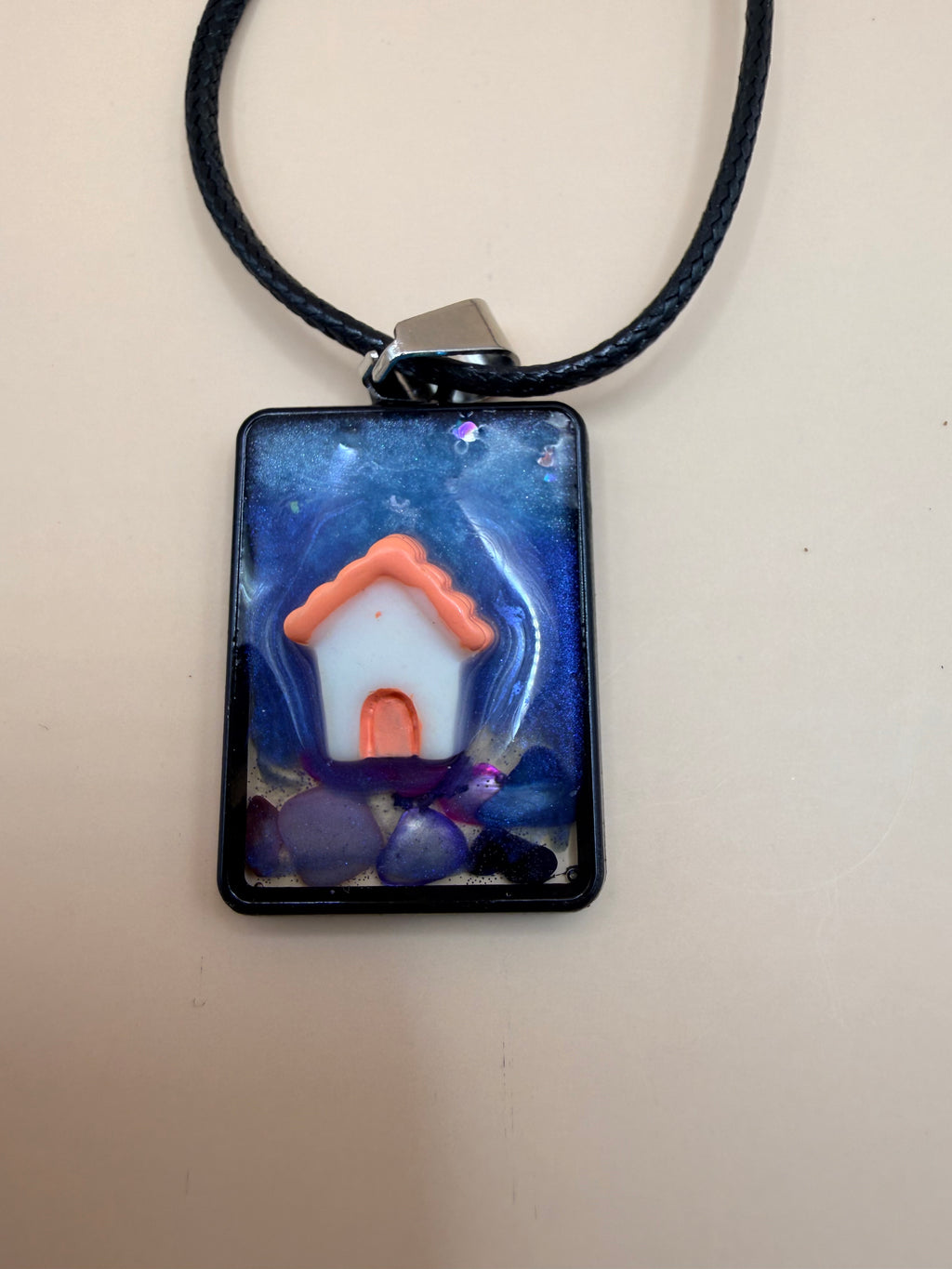 Een handgemaakte ketting van By Jaike. Een uniek en persoonlijk sieraad, met liefde gemaakt. Leuk voor jezelf of als origineel cadeautje.