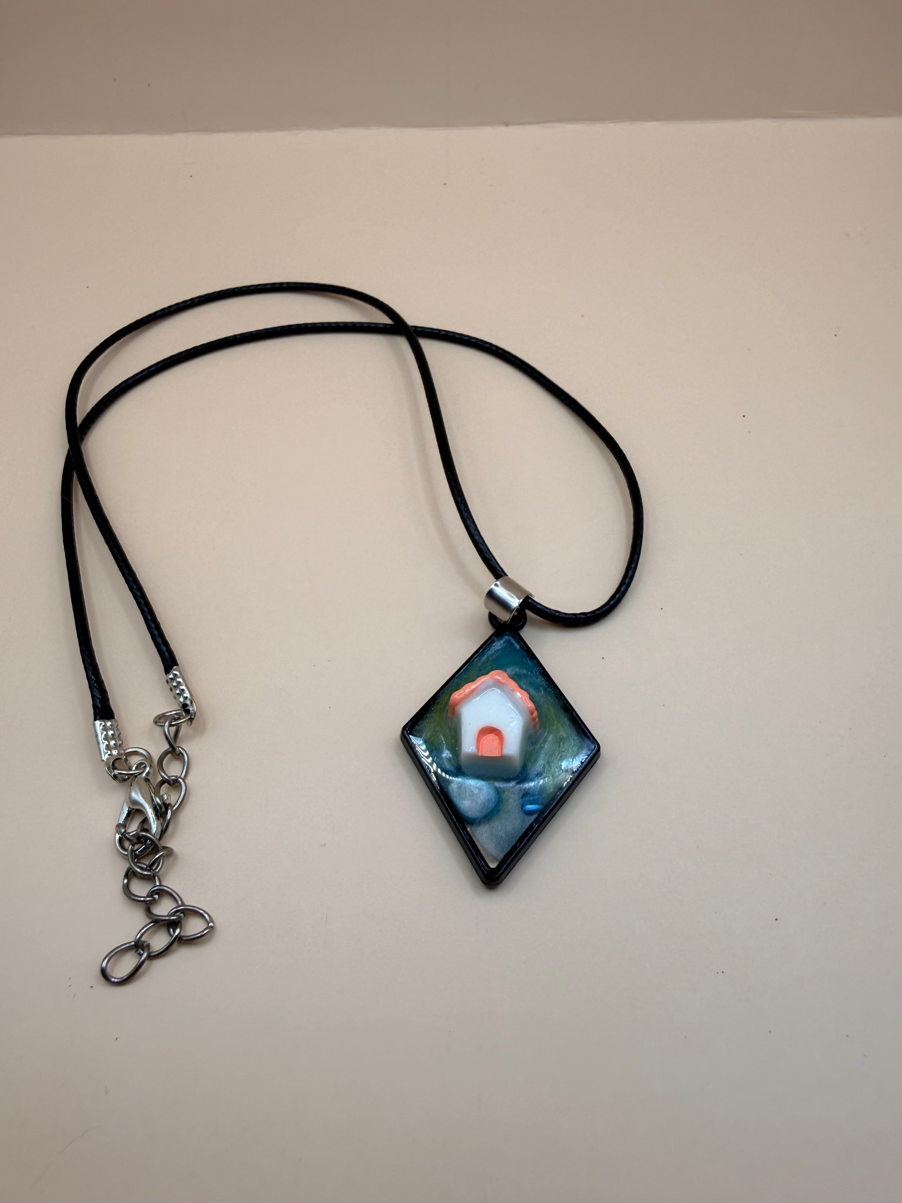 Een handgemaakte ketting van By Jaike. Een uniek en persoonlijk sieraad, met liefde gemaakt. Leuk voor jezelf of als origineel cadeautje.