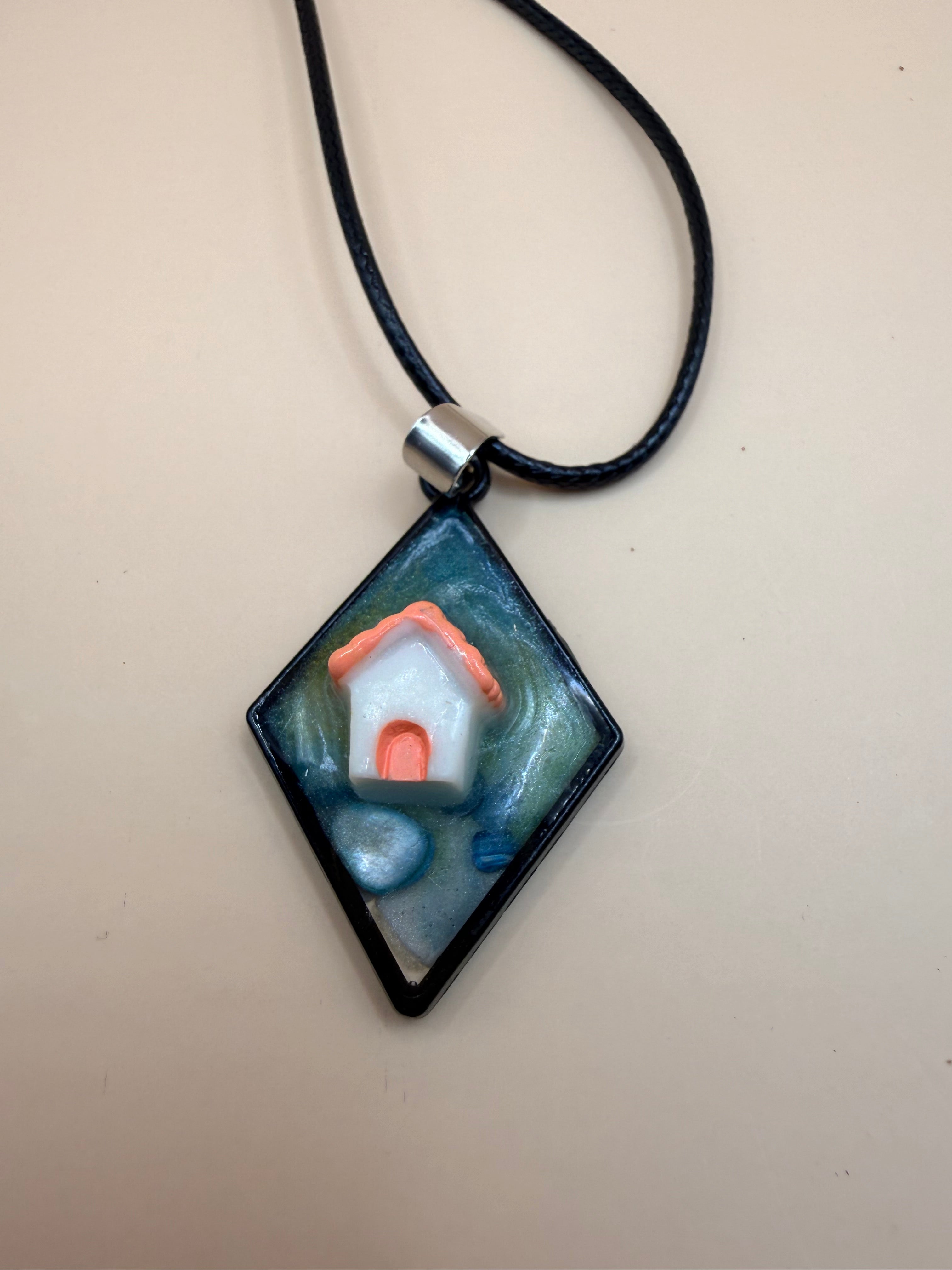 Een handgemaakte ketting van By Jaike. Een uniek en persoonlijk sieraad, met liefde gemaakt. Leuk voor jezelf of als origineel cadeautje.