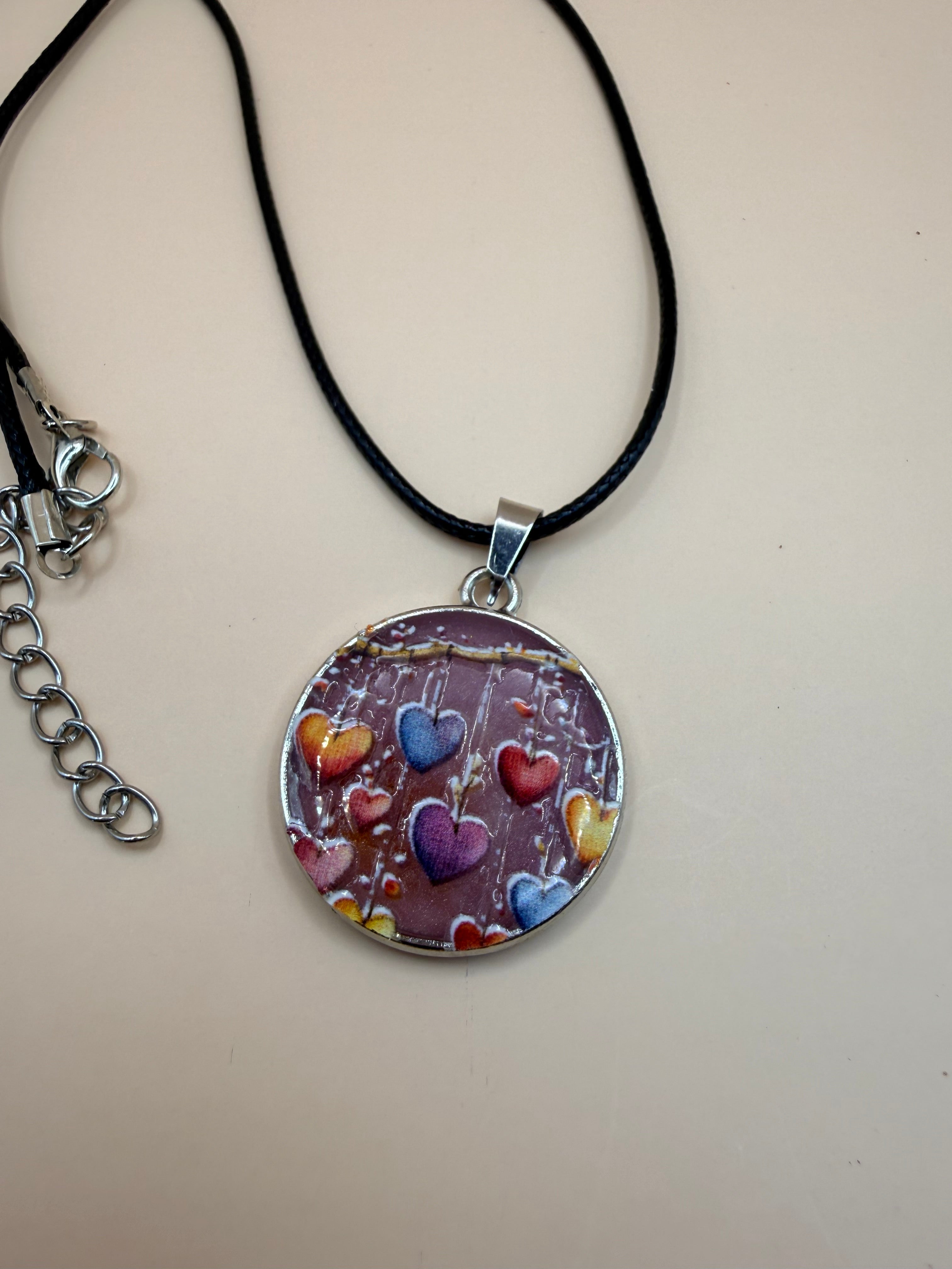 Een handgemaakte ketting van By Jaike. Een uniek en persoonlijk sieraad, met liefde gemaakt. Leuk voor jezelf of als origineel cadeautje.
