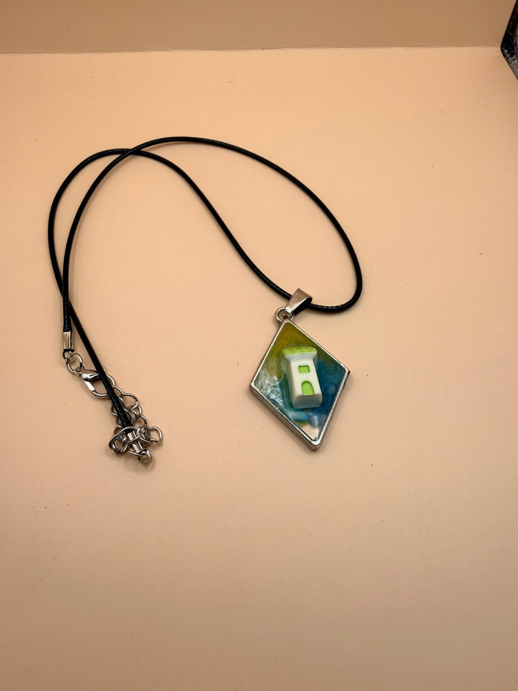 Een handgemaakte ketting van By Jaike. Een uniek en persoonlijk sieraad, met liefde gemaakt. Leuk voor jezelf of als origineel cadeautje.