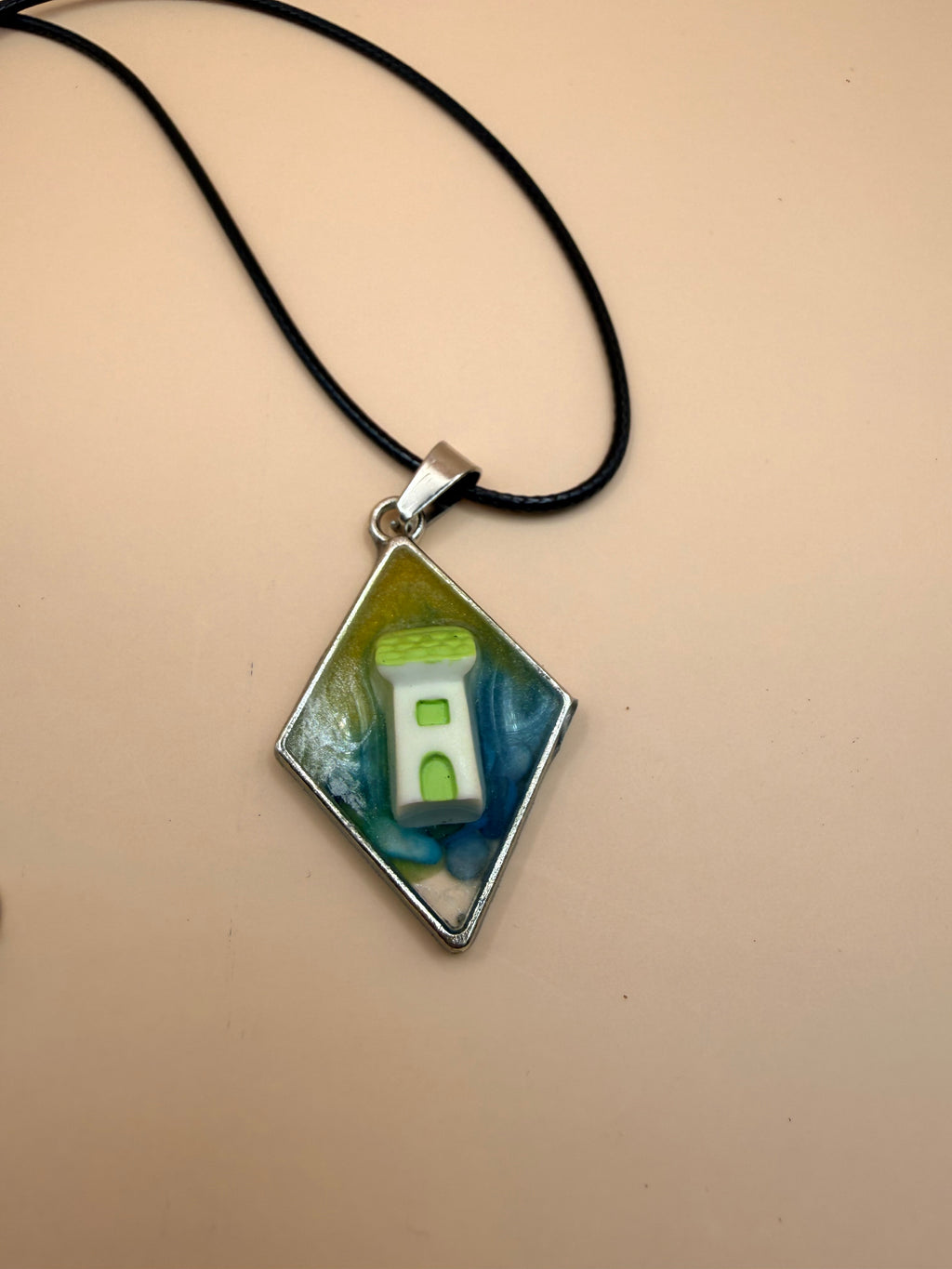 Een handgemaakte ketting van By Jaike. Een uniek en persoonlijk sieraad, met liefde gemaakt. Leuk voor jezelf of als origineel cadeautje.