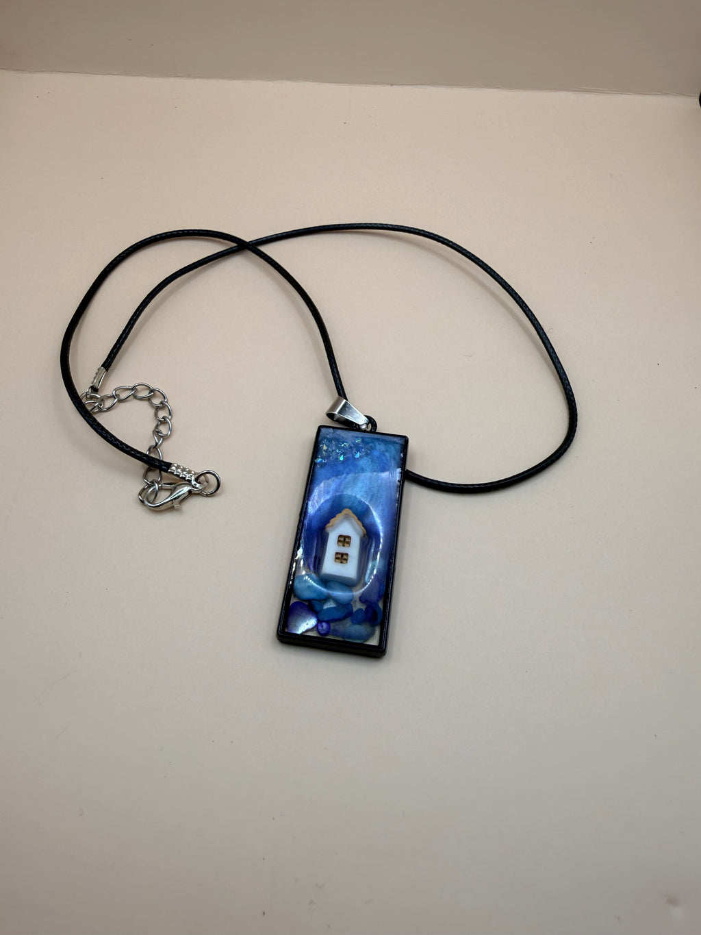 Een handgemaakte ketting van By Jaike. Een uniek en persoonlijk sieraad, met liefde gemaakt. Leuk voor jezelf of als origineel cadeautje.