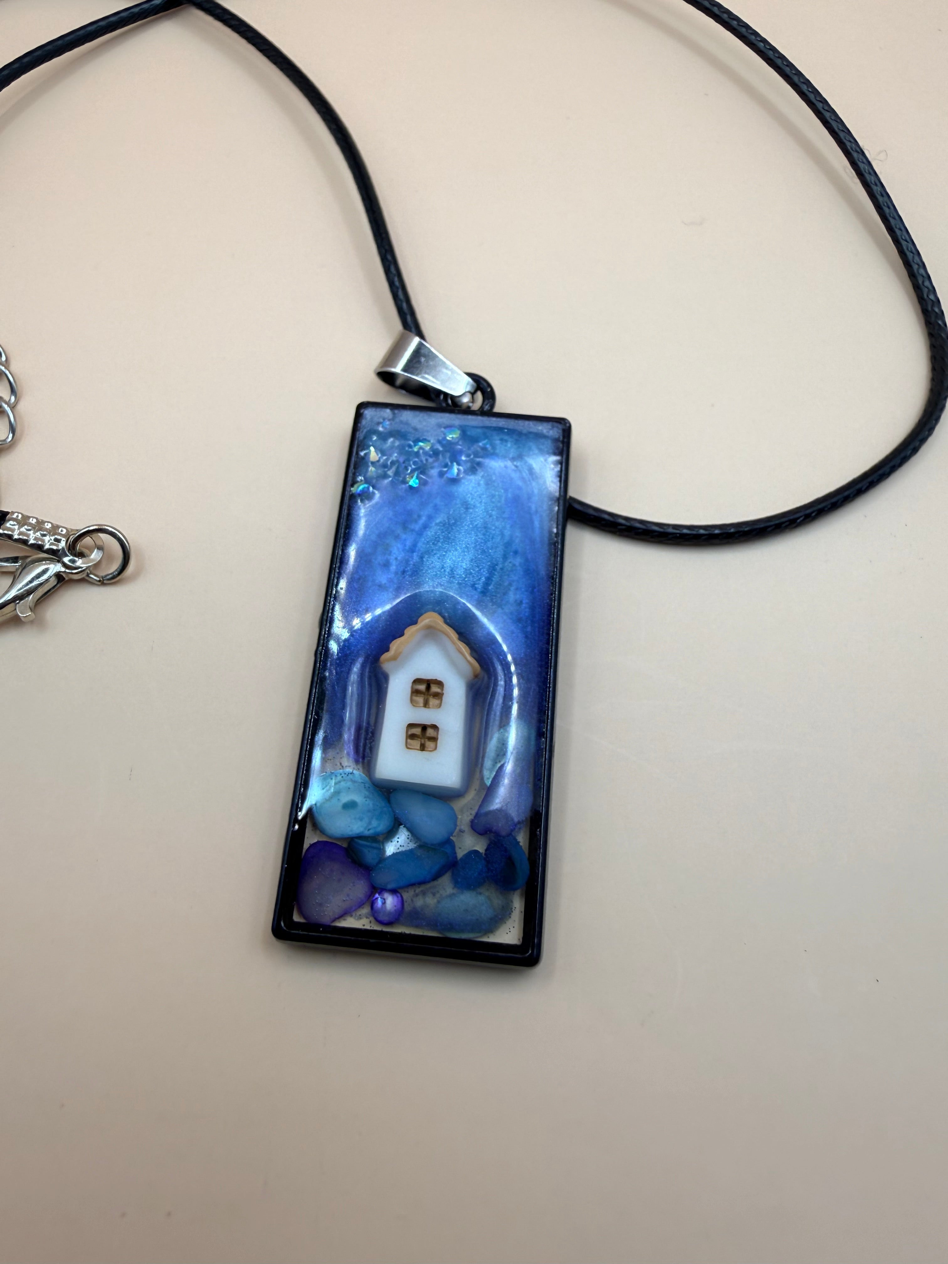 Een handgemaakte ketting van By Jaike. Een uniek en persoonlijk sieraad, met liefde gemaakt. Leuk voor jezelf of als origineel cadeautje.