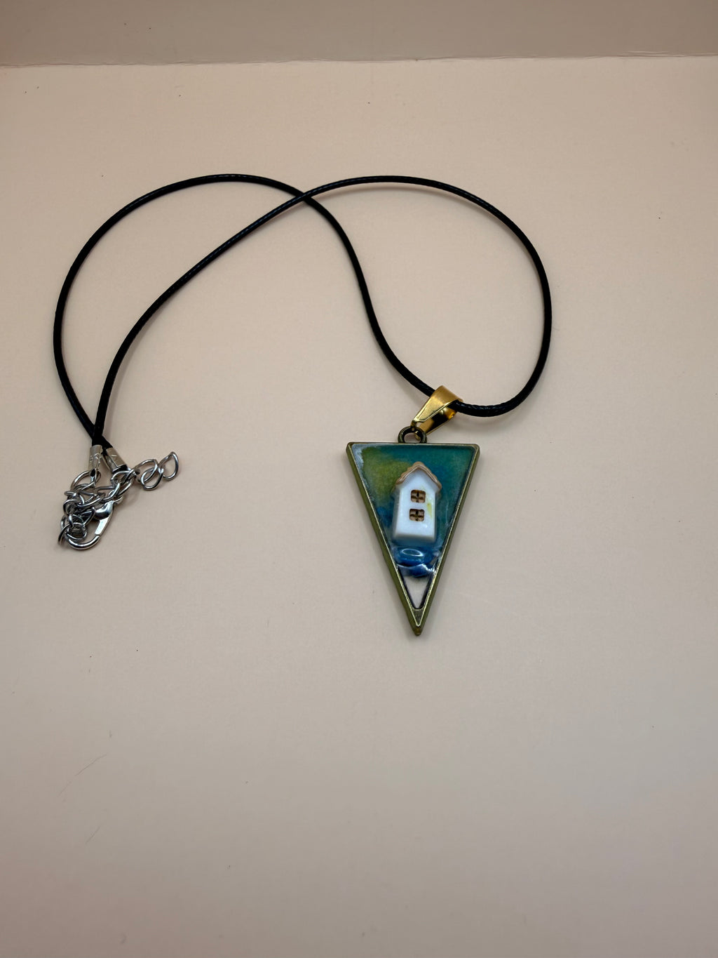 Een handgemaakte ketting van By Jaike. Een uniek en persoonlijk sieraad, met liefde gemaakt. Leuk voor jezelf of als origineel cadeautje.