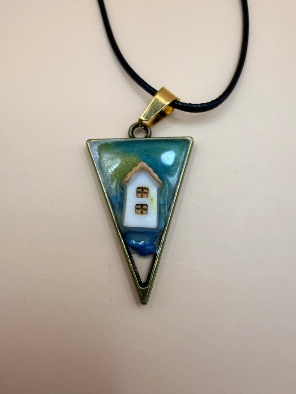 Een handgemaakte ketting van By Jaike. Een uniek en persoonlijk sieraad, met liefde gemaakt. Leuk voor jezelf of als origineel cadeautje.