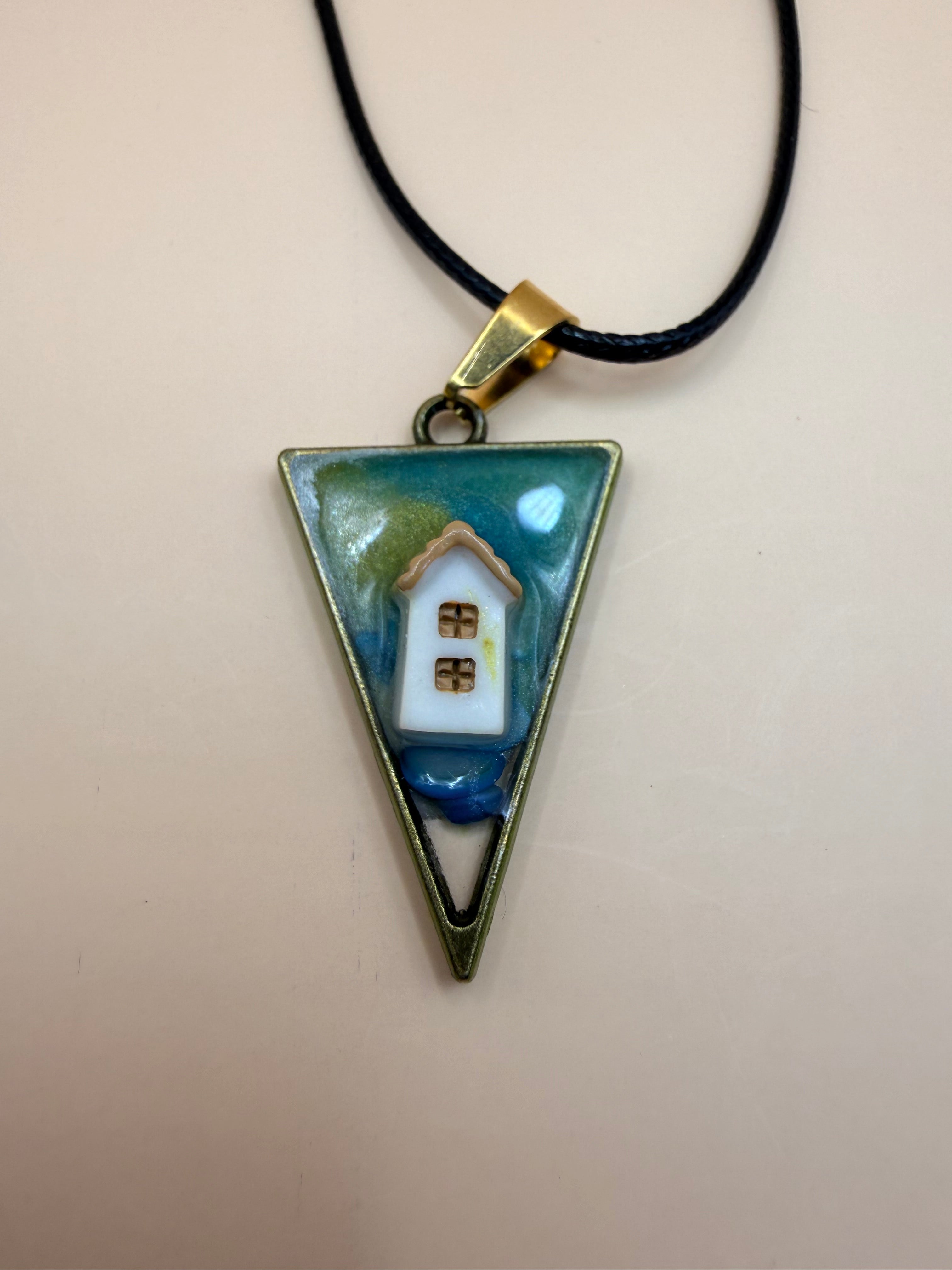Een handgemaakte ketting van By Jaike. Een uniek en persoonlijk sieraad, met liefde gemaakt. Leuk voor jezelf of als origineel cadeautje.