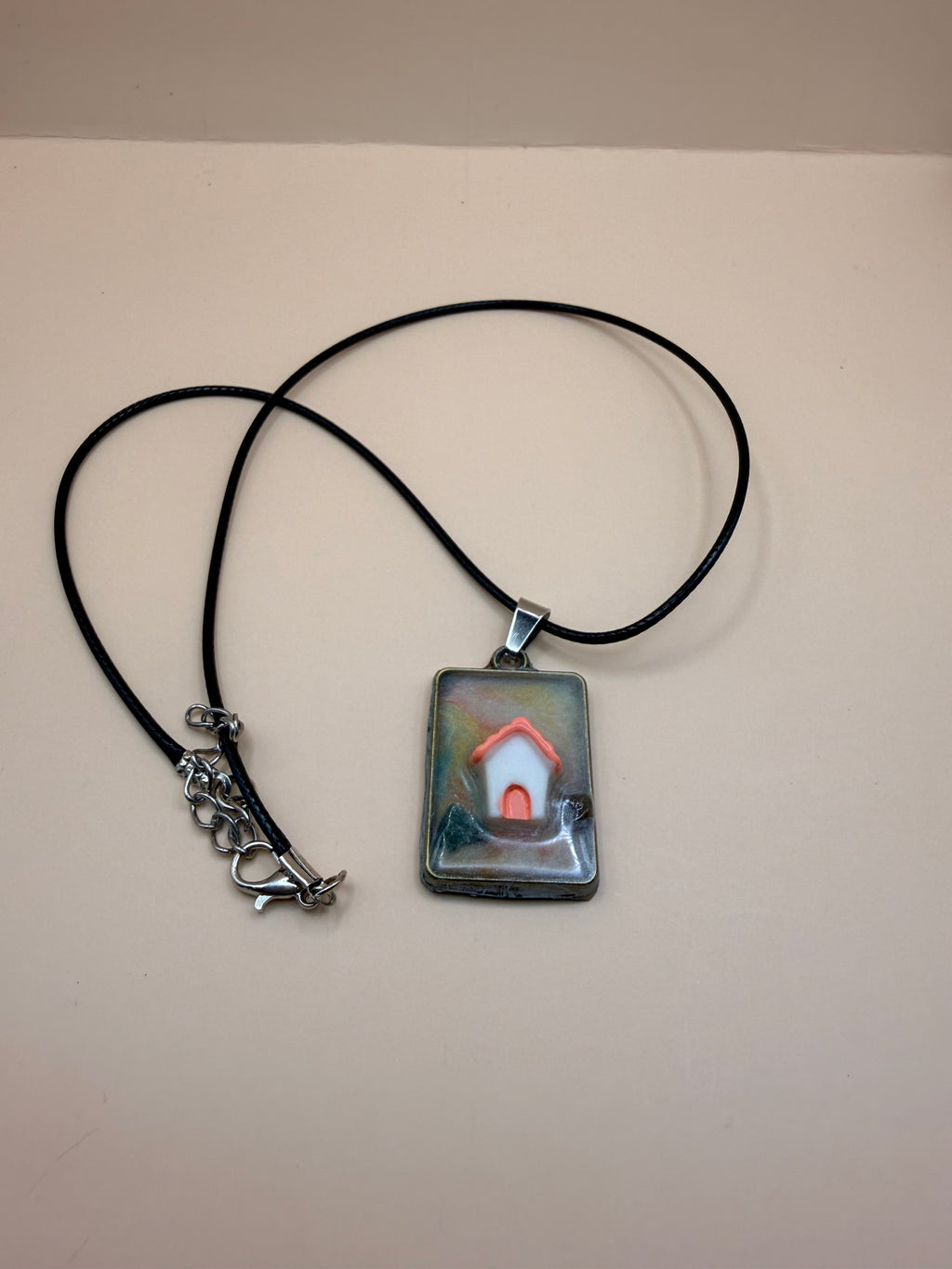 Een handgemaakte ketting van By Jaike. Een uniek en persoonlijk sieraad, met liefde gemaakt. Leuk voor jezelf of als origineel cadeautje.
