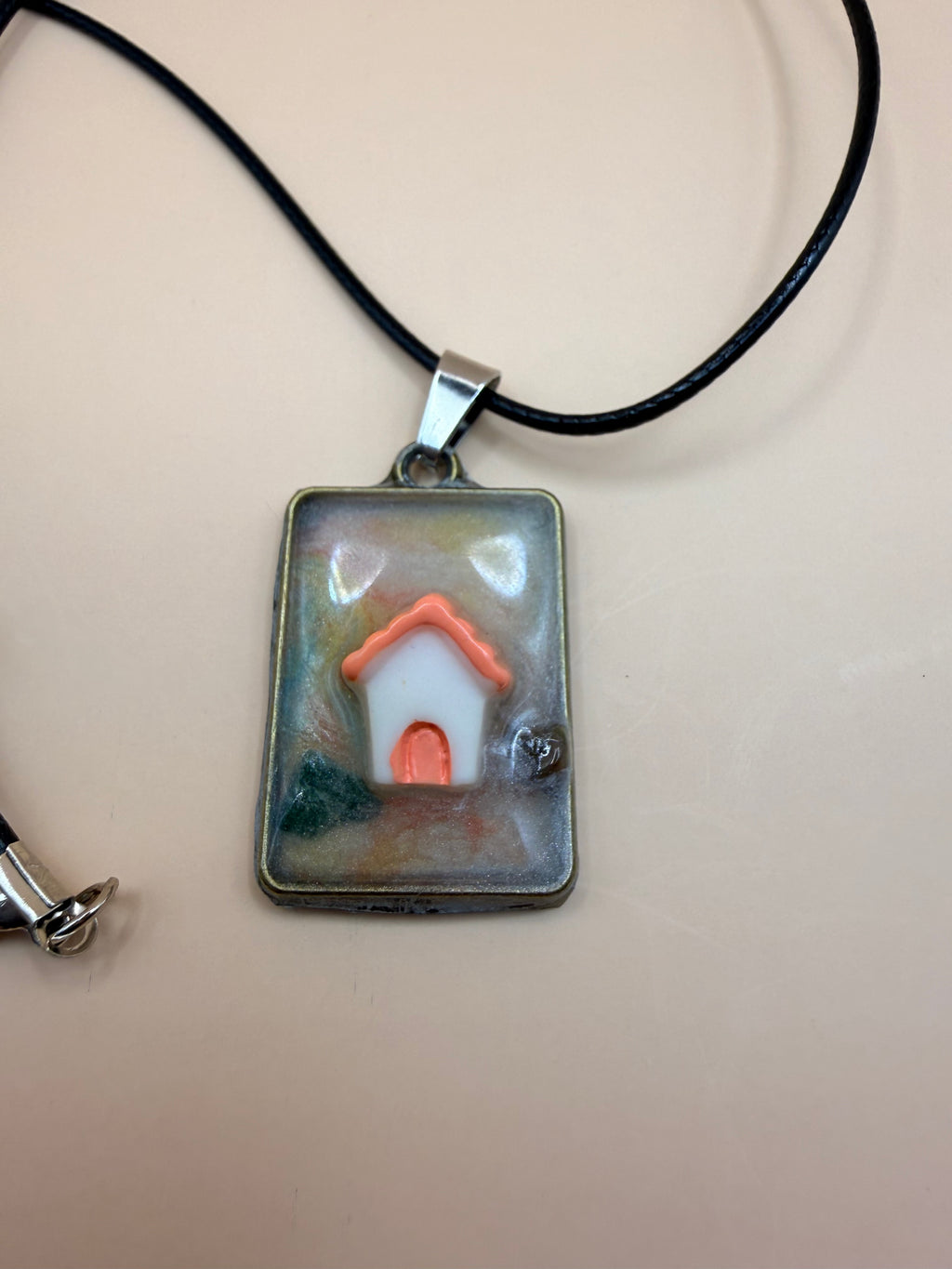 Een handgemaakte ketting van By Jaike. Een uniek en persoonlijk sieraad, met liefde gemaakt. Leuk voor jezelf of als origineel cadeautje.