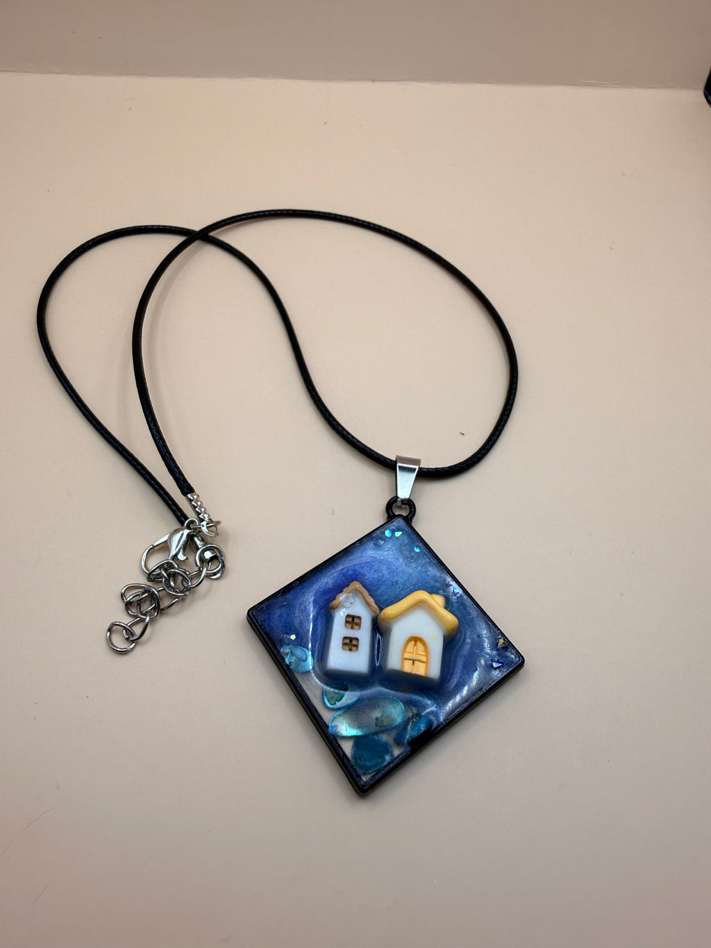 Een handgemaakte ketting van By Jaike. Een uniek en persoonlijk sieraad, met liefde gemaakt. Leuk voor jezelf of als origineel cadeautje.