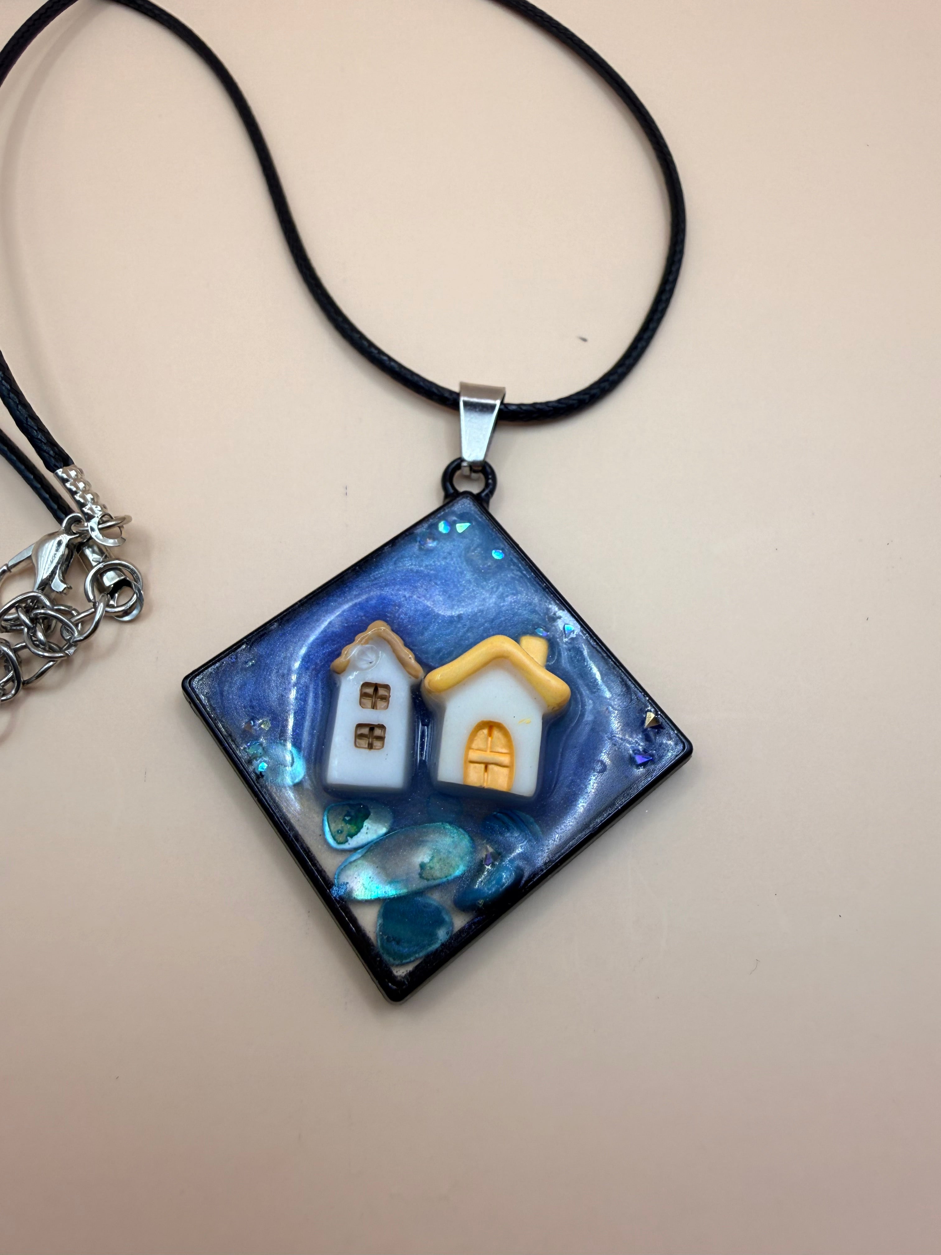 Een handgemaakte ketting van By Jaike. Een uniek en persoonlijk sieraad, met liefde gemaakt. Leuk voor jezelf of als origineel cadeautje.