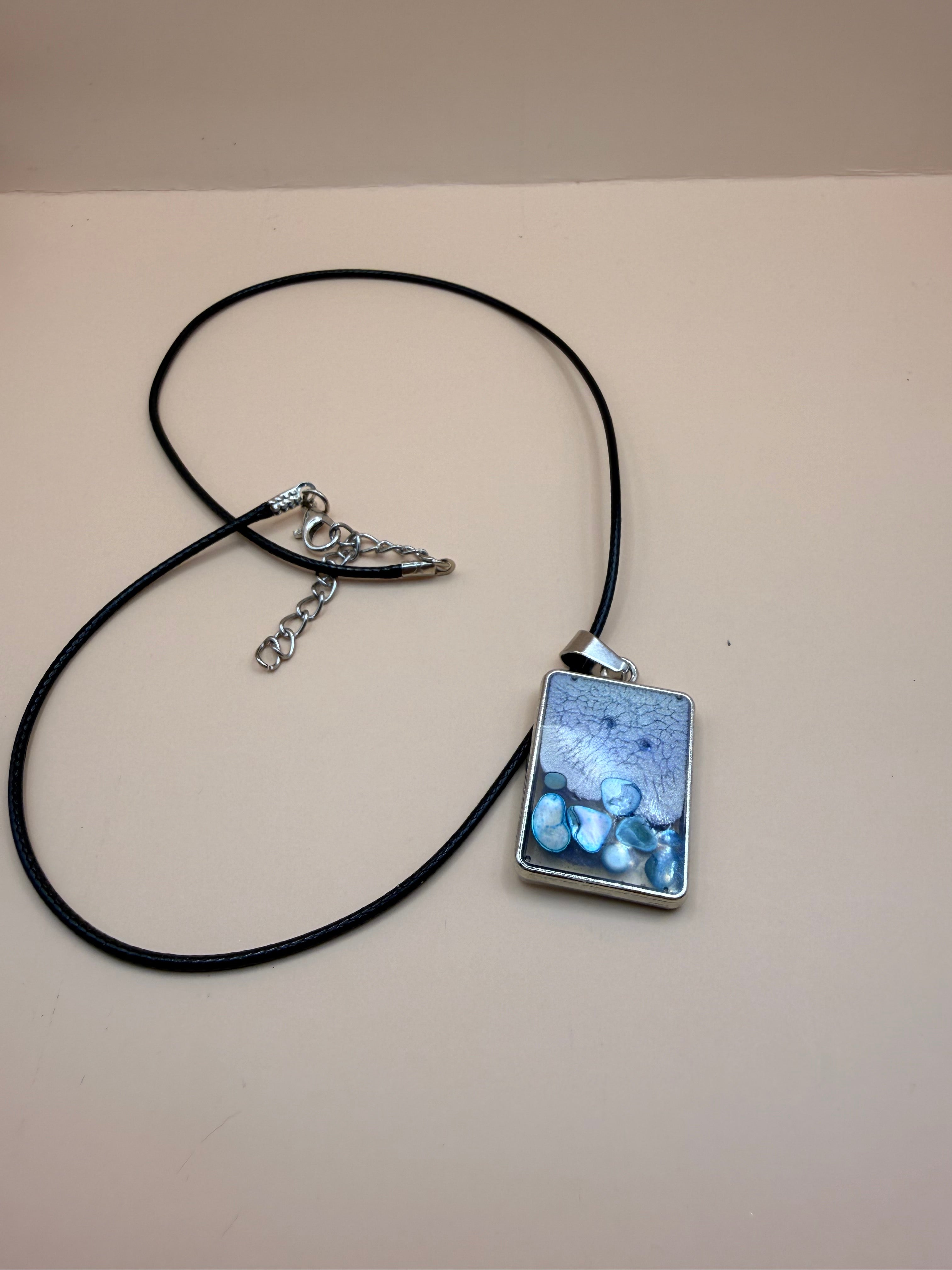 Een handgemaakte ketting van By Jaike. Een uniek en persoonlijk sieraad, met liefde gemaakt. Leuk voor jezelf of als origineel cadeautje.