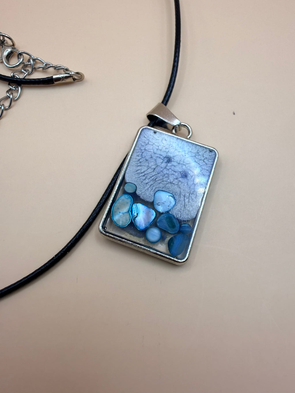 Een handgemaakte ketting van By Jaike. Een uniek en persoonlijk sieraad, met liefde gemaakt. Leuk voor jezelf of als origineel cadeautje.