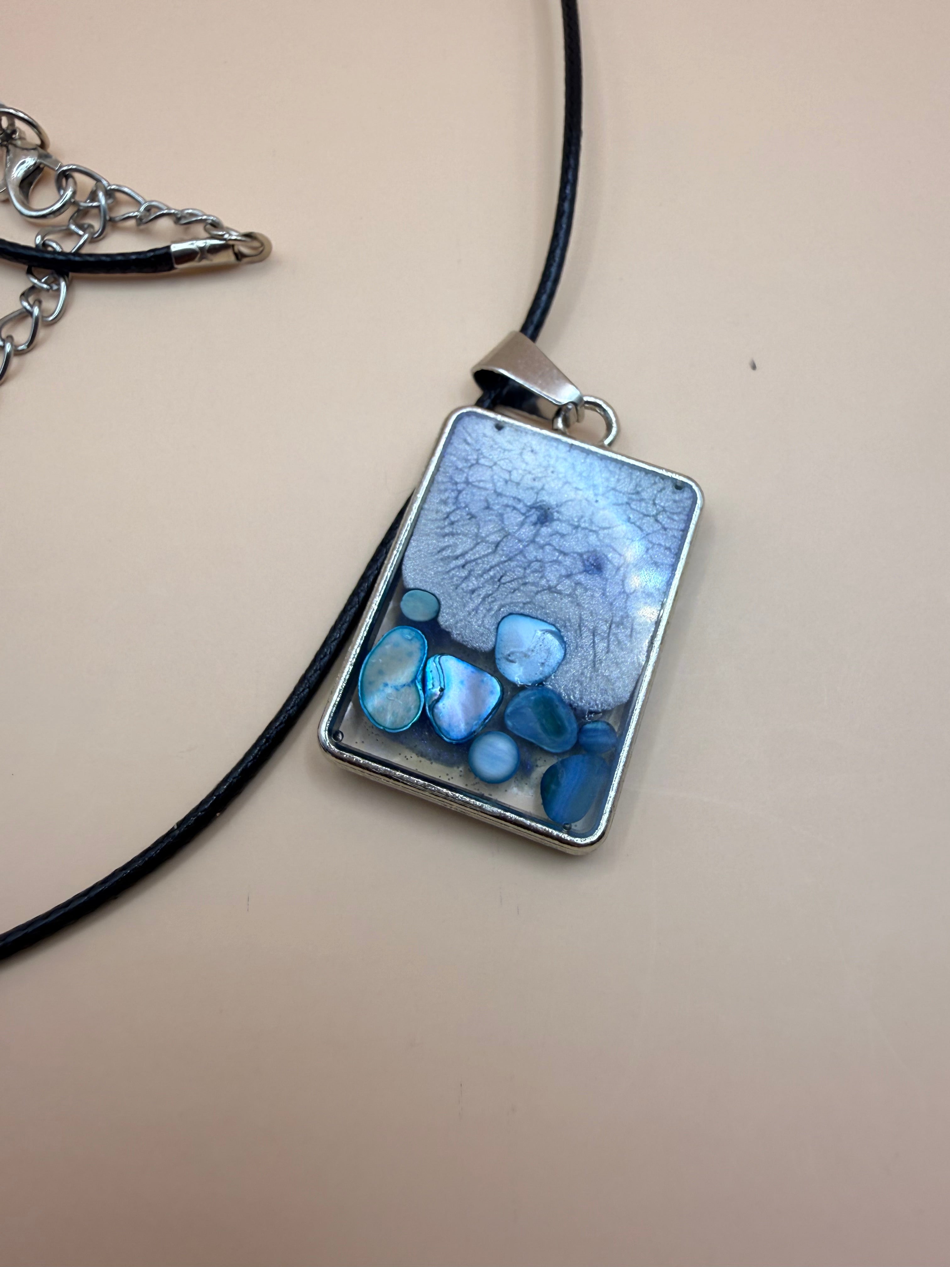 Een handgemaakte ketting van By Jaike. Een uniek en persoonlijk sieraad, met liefde gemaakt. Leuk voor jezelf of als origineel cadeautje.