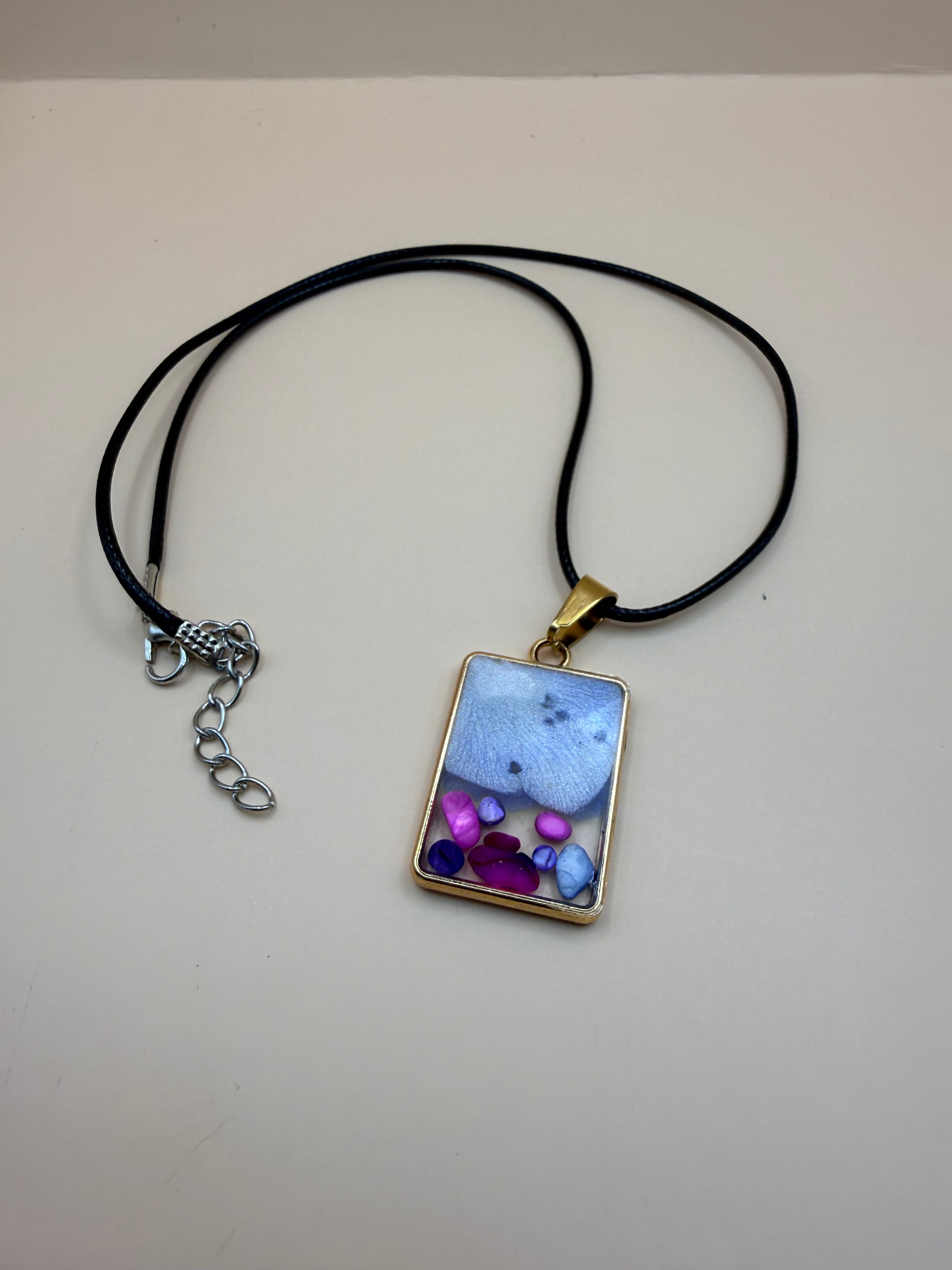 Een handgemaakte ketting van By Jaike. Een uniek en persoonlijk sieraad, met liefde gemaakt. Leuk voor jezelf of als origineel cadeautje.