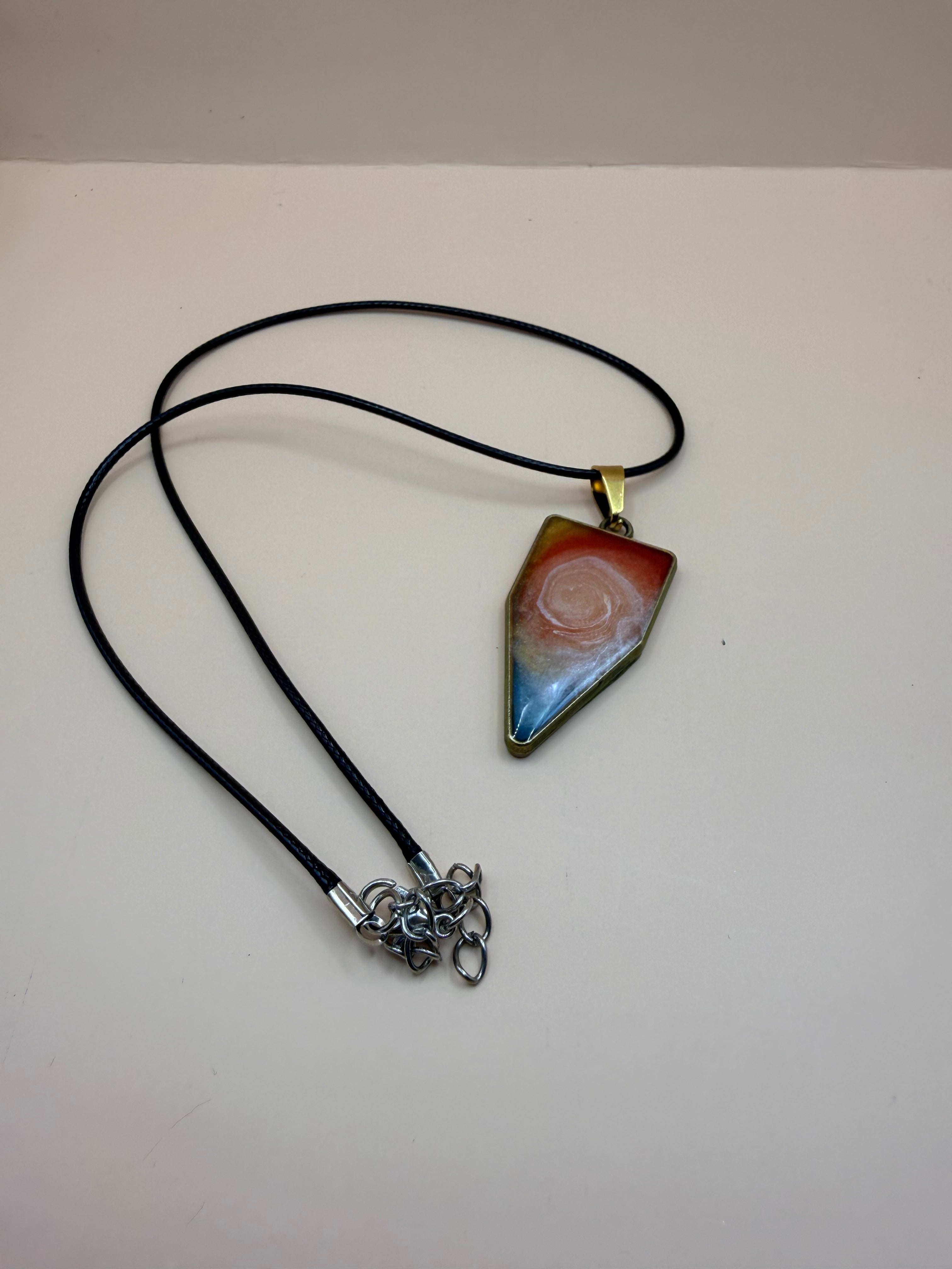 Een handgemaakte ketting van By Jaike. Een uniek en persoonlijk sieraad, met liefde gemaakt. Leuk voor jezelf of als origineel cadeautje.