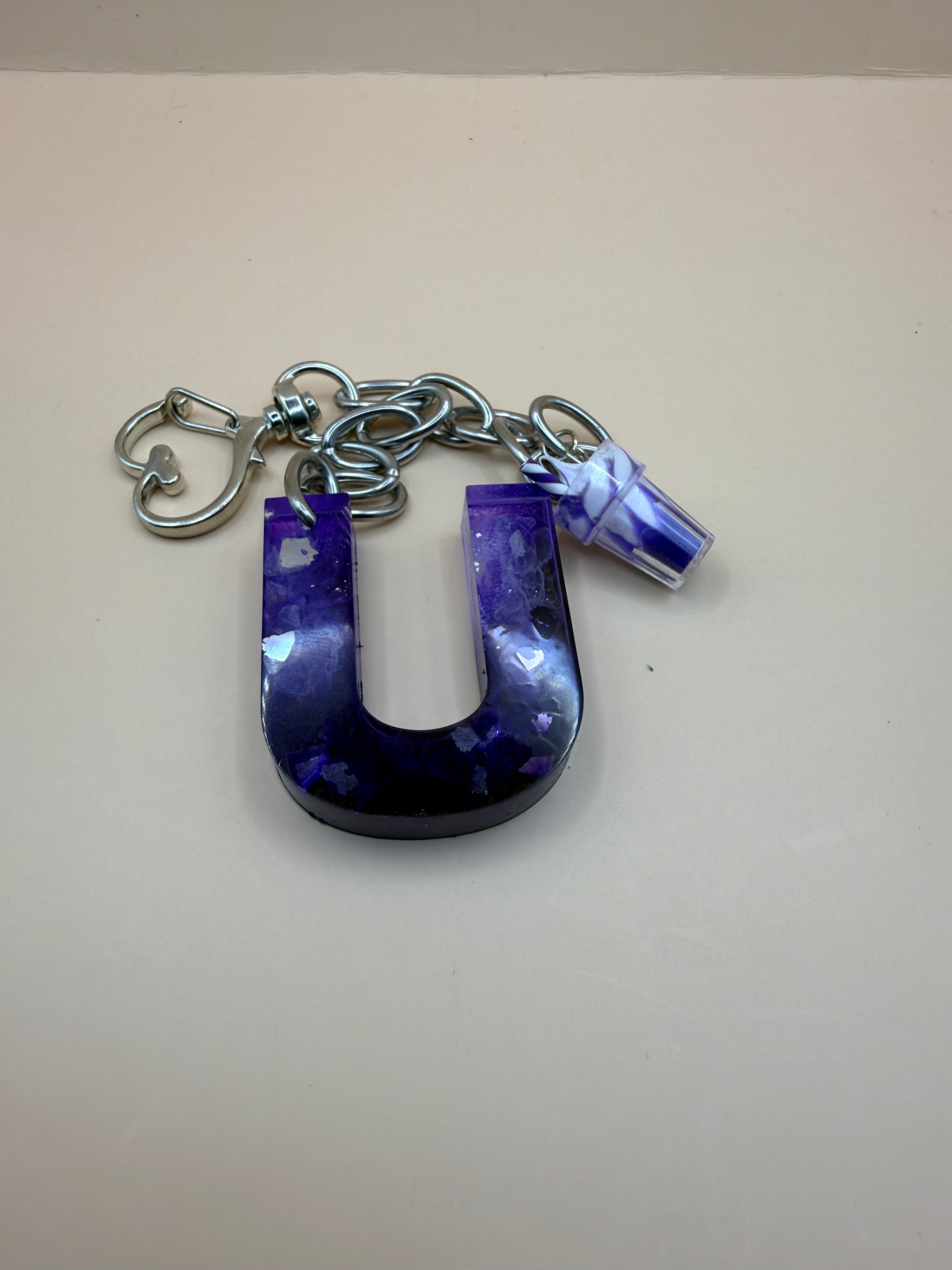 Gepersonaliseerde sleutelhanger met letter en bedeltje | By Jaike