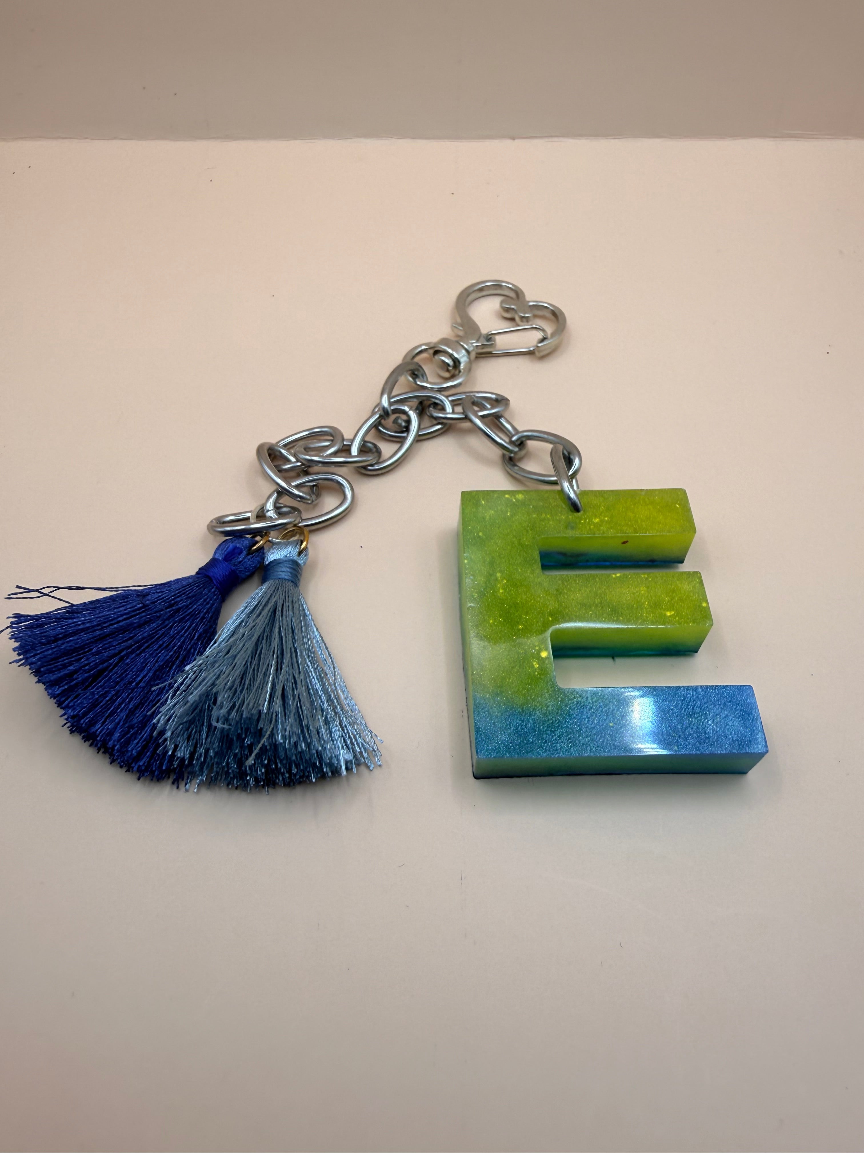 Gepersonaliseerde sleutelhanger met letter en bedeltje | By Jaike
