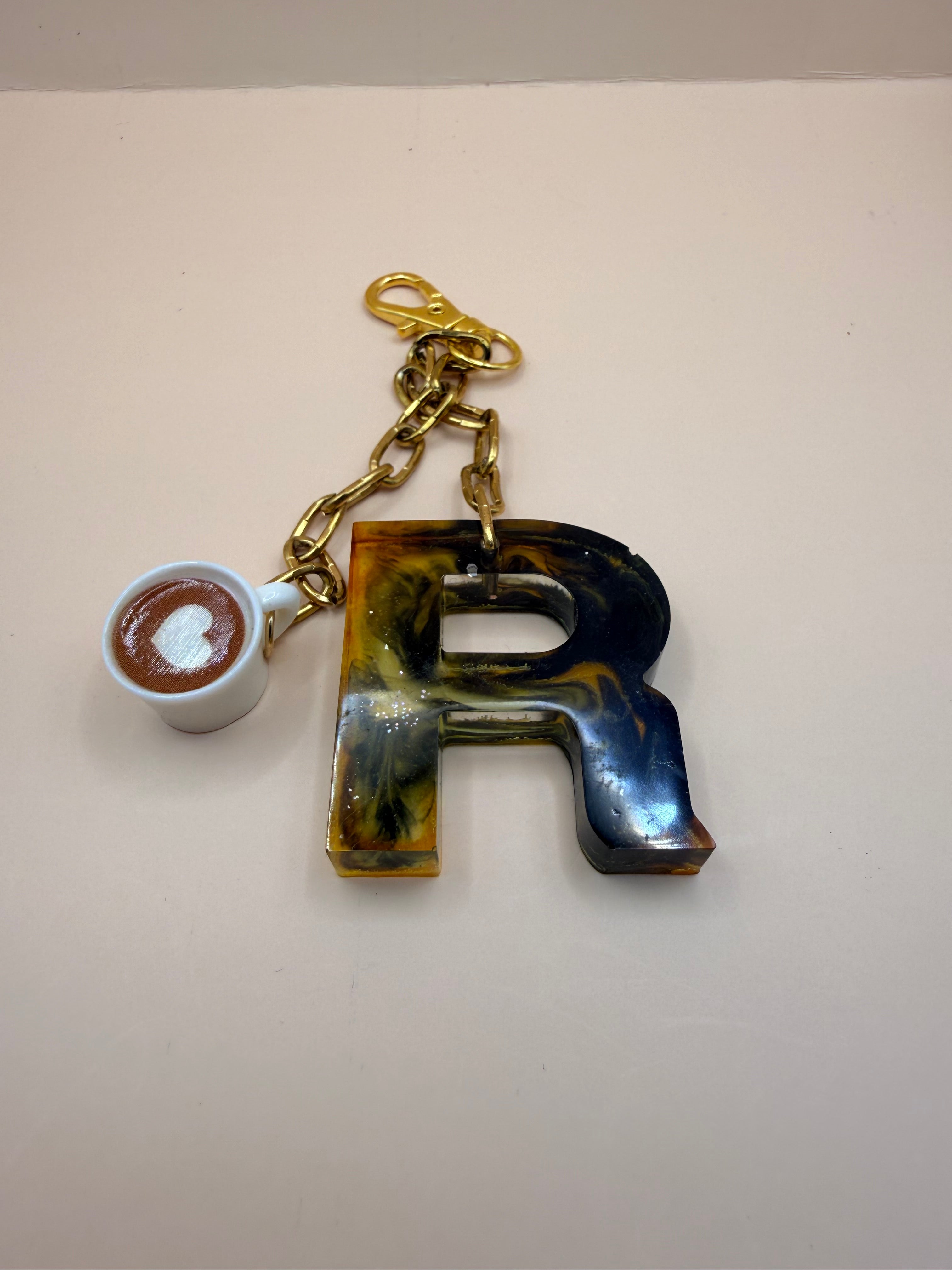 Gepersonaliseerde sleutelhanger met letter en bedeltje | By Jaike