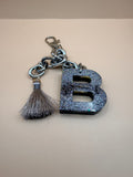 Gepersonaliseerde sleutelhanger met letter en bedeltje | By Jaike